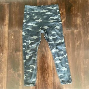 Athleta Ultimate stash pocket camo 7/8 tight sz medium